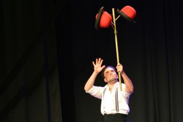jongleur-chapeau-your62675657-0FF5-B105-9757-248E27F1E334.jpg